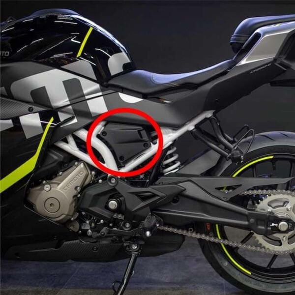 CFMoto 250SR 2020-2024 Sol Sele Altı Orta Ufak Dekoratif Kapak A